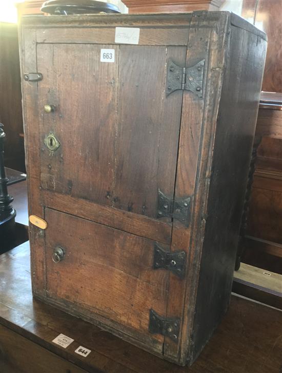 Small oak 2 door cupboard